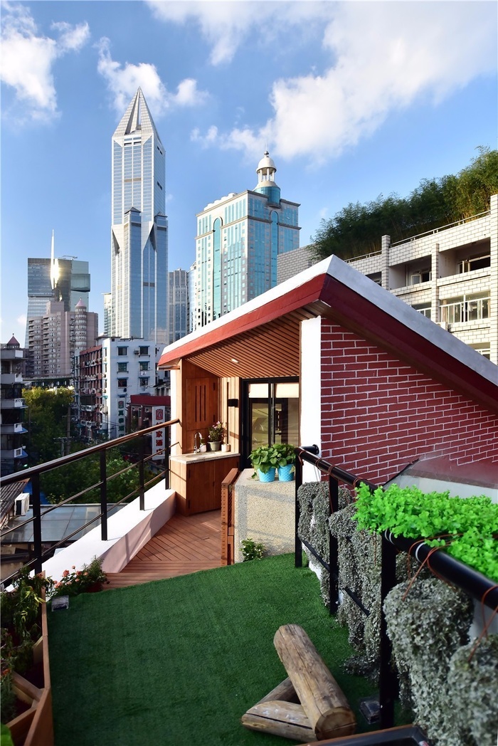 Sân thượng nhỏ nhưng được thiết kế tỉ mẩn, đẹp tinh tế với mảng xanh cây cỏ