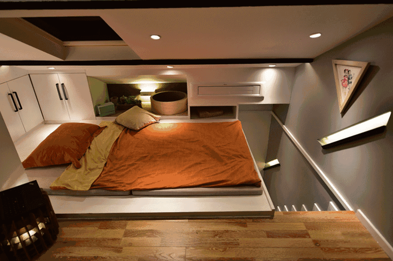 Và điều tuyệt vời hơn, đó là giường ngủ có thể mở rộng diện tích ra toàn bộ căn phòng khi cần